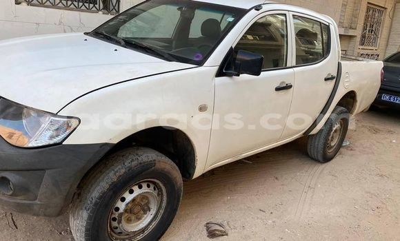 Buy Used Mitsubishi L200 White Car in Dakar in Dakar