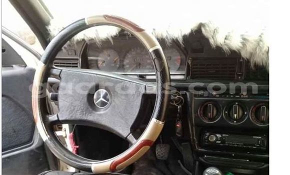 Acheter Occasion Voiture Mercedes‒Benz 190 Blanc à Dakar, Dakar Acheter Occasion Voiture Mercedes‒Benz 190 Blanc à Dakar, Dakar