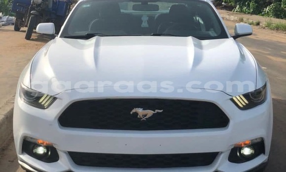 Buy Used Ford Mustang White Car in Dakar in Dakar
