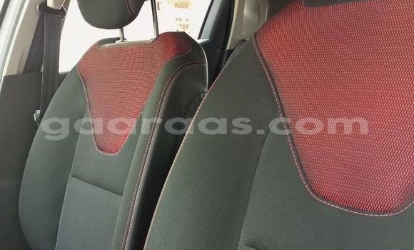 Buy Used Renault Clio White Car in Dakar in Dakar Buy Used Renault Clio White Car in Dakar in Dakar