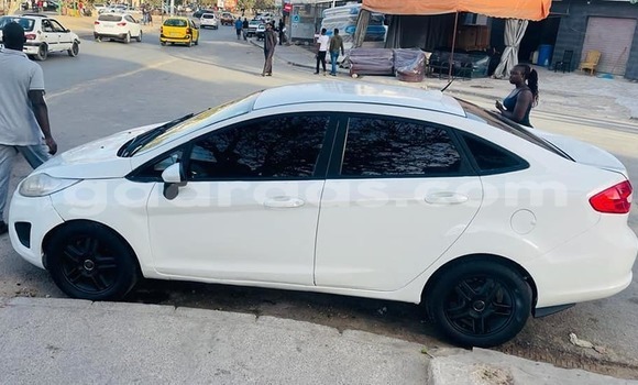 Acheter Occasion Voiture Ford Fiesta Blanc à Dakar, Dakar Acheter Occasion Voiture Ford Fiesta Blanc à Dakar, Dakar