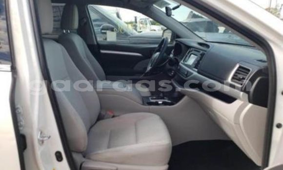 Buy Used Toyota Highlander White Car in Dakar in Dakar Buy Used Toyota Highlander White Car in Dakar in Dakar