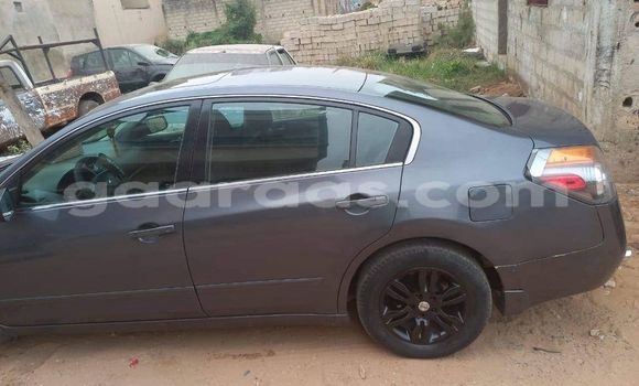 Buy Used Nissan Almera Blue Car in Dakar in Dakar