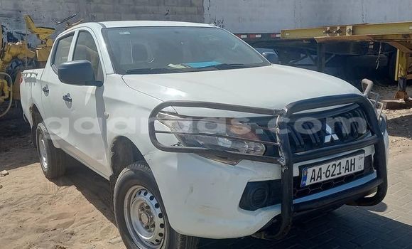 Dieundeu Occasion Mitsubishi L200 White Auto in Dakar in Dakar