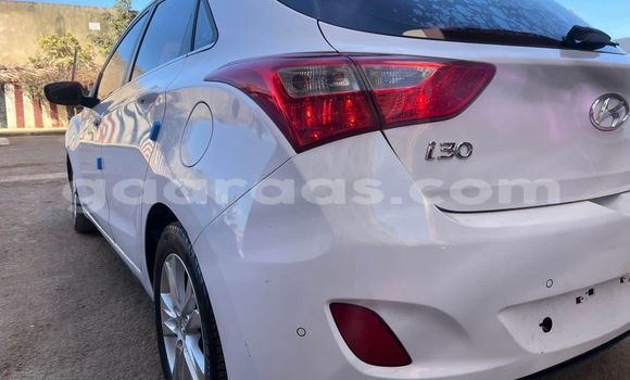 Acheter Occasion Voiture Hyundai Elantra Blanc à Dakar, Dakar Acheter Occasion Voiture Hyundai Elantra Blanc à Dakar, Dakar