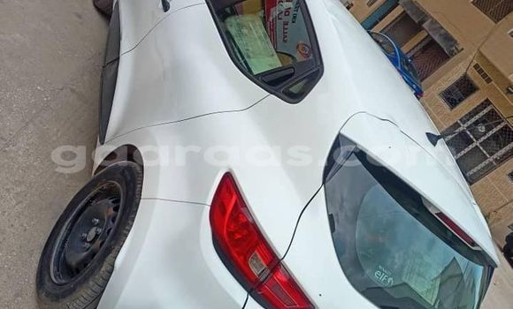 Buy Used Renault Clio White Car in Dakar in Dakar Buy Used Renault Clio White Car in Dakar in Dakar