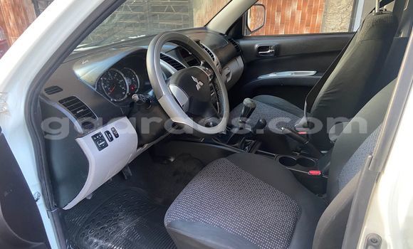 Acheter Import Voiture Mitsubishi L200 Blanc à Dakar, Dakar Acheter Import Voiture Mitsubishi L200 Blanc à Dakar, Dakar