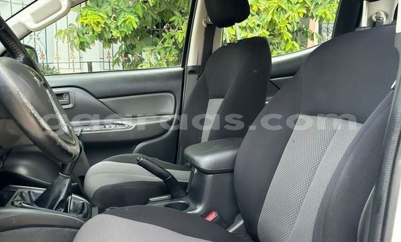 Acheter Import Voiture Mitsubishi L200 Blanc à Dakar, Dakar Acheter Import Voiture Mitsubishi L200 Blanc à Dakar, Dakar