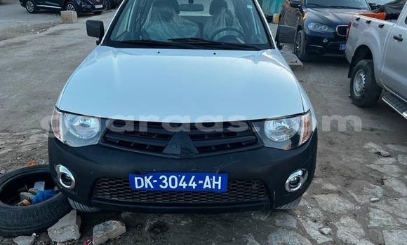 Buy Used Mitsubishi L200 White Car in Dakar in Dakar