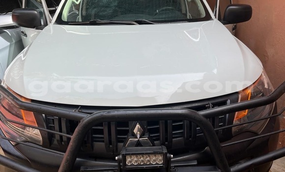Buy Used Mitsubishi L200 White Car in Dakar in Dakar