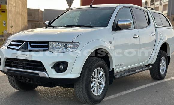 Acheter Import Voiture Mitsubishi L200 Blanc à Dakar, Dakar Acheter Import Voiture Mitsubishi L200 Blanc à Dakar, Dakar