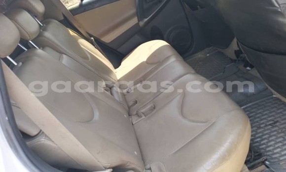 Dieundeu Occasion Toyota RAV4 White Auto in Dakar in Dakar Dieundeu Occasion Toyota RAV4 White Auto in Dakar in Dakar