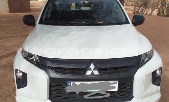 Dieundeu Beess Mitsubishi L200 White Auto in Dakar in Dakar Dieundeu Beess Mitsubishi L200 White Auto in Dakar in Dakar