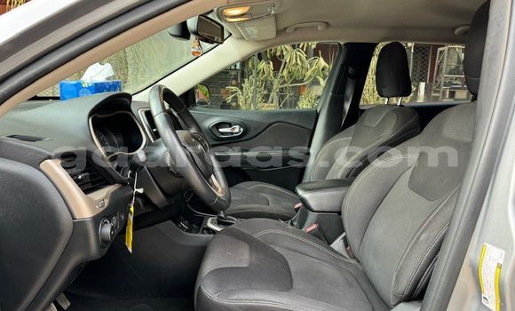 Buy Used Jeep Cherokee Silver Car in Dakar in Dakar Buy Used Jeep Cherokee Silver Car in Dakar in Dakar