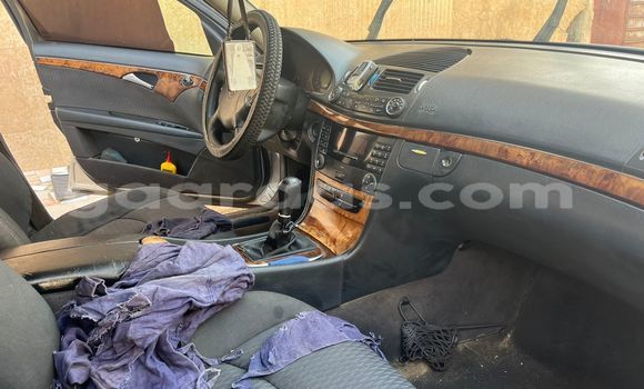 Acheter Occasion Voiture Mercedes-Benz E-Classe Gris à Rufisque, Dakar Acheter Occasion Voiture Mercedes-Benz E-Classe Gris à Rufisque, Dakar