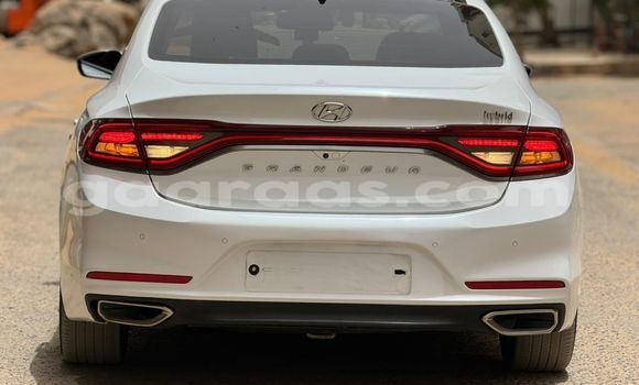 Buy Used Hyundai Grandeur White Car in Dakar in Dakar Buy Used Hyundai Grandeur White Car in Dakar in Dakar