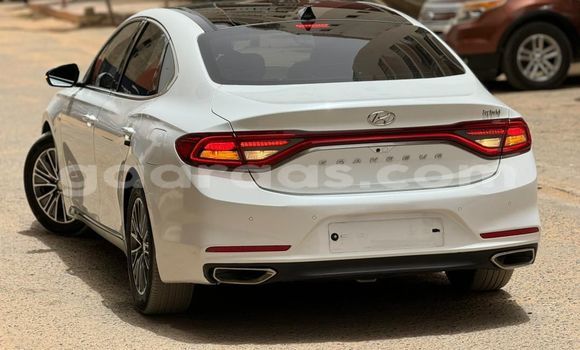 Buy Used Hyundai Grandeur White Car in Dakar in Dakar Buy Used Hyundai Grandeur White Car in Dakar in Dakar