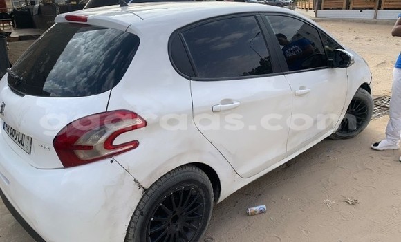 Acheter Occasion Voiture Peugeot 208 Blanc à Dakar, Dakar Acheter Occasion Voiture Peugeot 208 Blanc à Dakar, Dakar