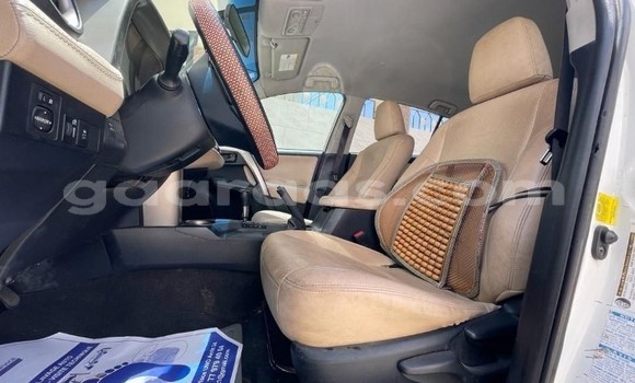 Dieundeu Occasion Toyota RAV4 White Auto in Dakar in Dakar Dieundeu Occasion Toyota RAV4 White Auto in Dakar in Dakar