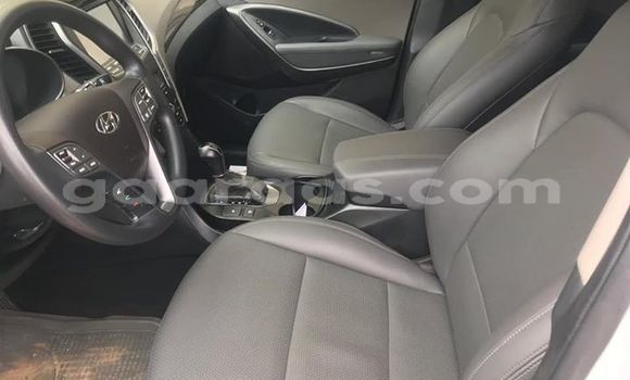 Dieundeu Occasion Hyundai Santa Fe White Auto in Dakar in Dakar Dieundeu Occasion Hyundai Santa Fe White Auto in Dakar in Dakar