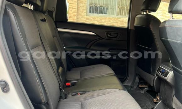 Dieundeu Occasion Toyota Highlander White Auto in Dakar in Dakar Dieundeu Occasion Toyota Highlander White Auto in Dakar in Dakar