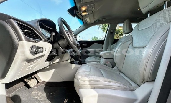 Dieundeu Occasion Jeep Cherokee Silver Auto in Dakar in Dakar Dieundeu Occasion Jeep Cherokee Silver Auto in Dakar in Dakar