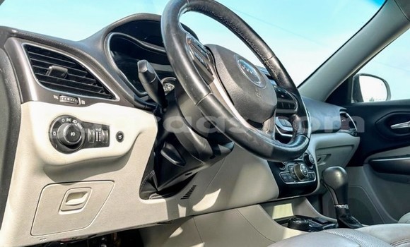 Dieundeu Occasion Jeep Cherokee Silver Auto in Dakar in Dakar Dieundeu Occasion Jeep Cherokee Silver Auto in Dakar in Dakar