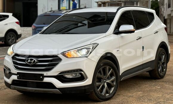 Dieundeu Imported Hyundai Santa Fe White Auto in Dakar in Dakar Dieundeu Imported Hyundai Santa Fe White Auto in Dakar in Dakar