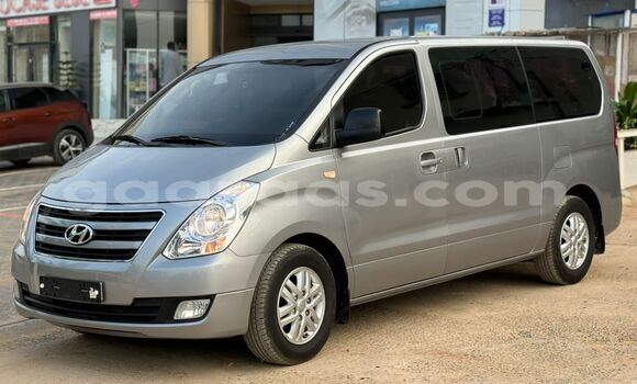 Dieundeu Imported Hyundai Grand Starex Silver Auto in Dakar in Dakar