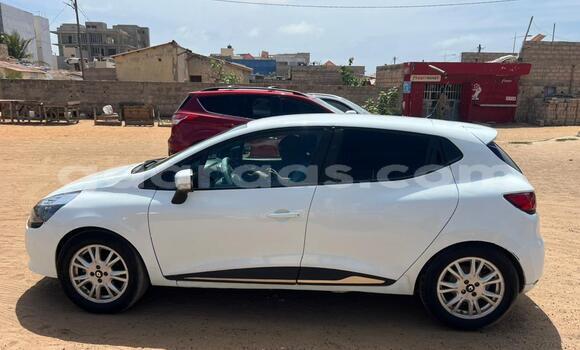 Buy Used Renault Clio White Car in Dakar in Dakar Buy Used Renault Clio White Car in Dakar in Dakar