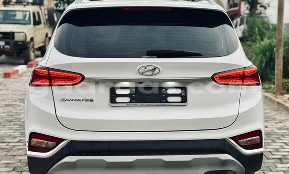 Dieundeu Imported Hyundai Santa Fe White Auto in Dakar in Dakar Dieundeu Imported Hyundai Santa Fe White Auto in Dakar in Dakar