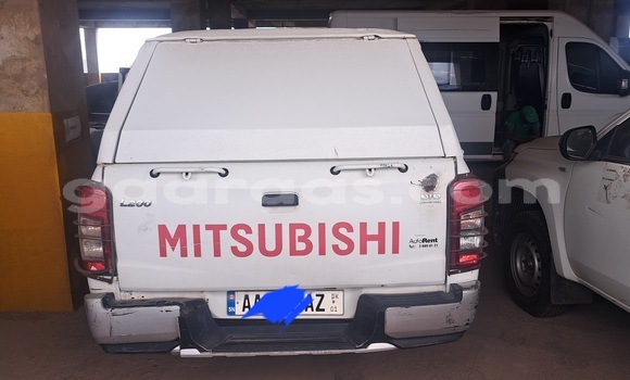 Buy Used Mitsubishi L200 White Car in Dakar in Dakar