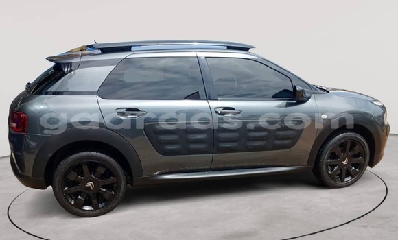 Buy Used Citroen C4 Cactus Vert militaire Car in Dakar in Dakar Buy Used Citroen C4 Cactus Vert militaire Car in Dakar in Dakar