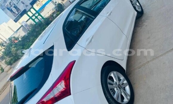 Buy Used Hyundai Elantra White Car in Dakar in Dakar Buy Used Hyundai Elantra White Car in Dakar in Dakar