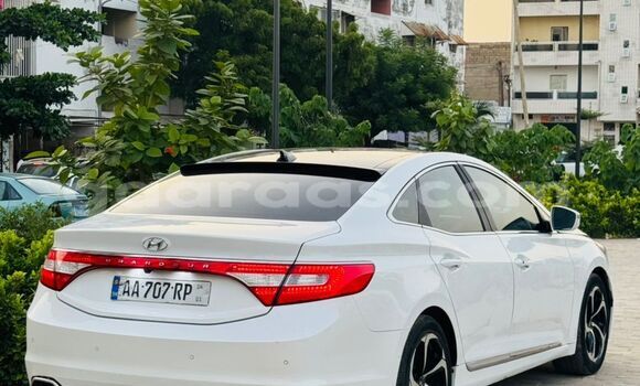Buy Used Hyundai Grandeur White Car in Dakar in Dakar Buy Used Hyundai Grandeur White Car in Dakar in Dakar