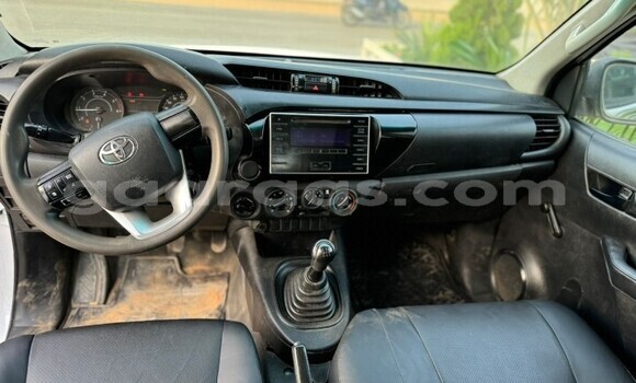 Buy Used Toyota Hilux White Car in Dakar in Dakar Buy Used Toyota Hilux White Car in Dakar in Dakar