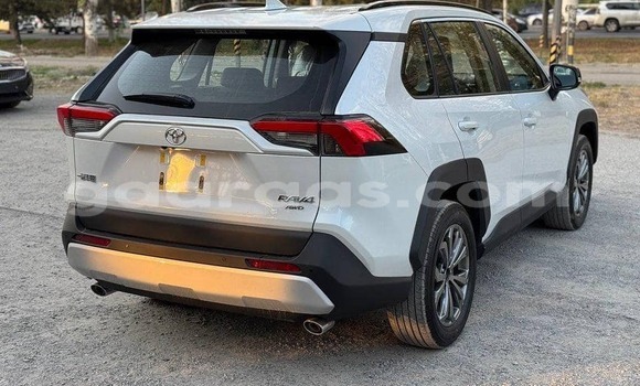 Dieundeu Occasion Toyota RAV4 White Auto in Dakar in Dakar Dieundeu Occasion Toyota RAV4 White Auto in Dakar in Dakar