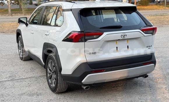 Dieundeu Occasion Toyota RAV4 White Auto in Dakar in Dakar Dieundeu Occasion Toyota RAV4 White Auto in Dakar in Dakar