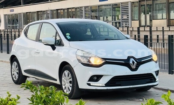 Buy Used Renault Clio White Car in Dakar in Dakar