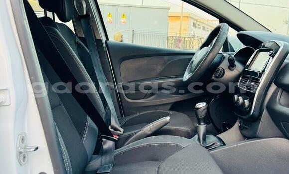 Dieundeu Occasion Renault Clio White Auto in Dakar in Dakar Dieundeu Occasion Renault Clio White Auto in Dakar in Dakar