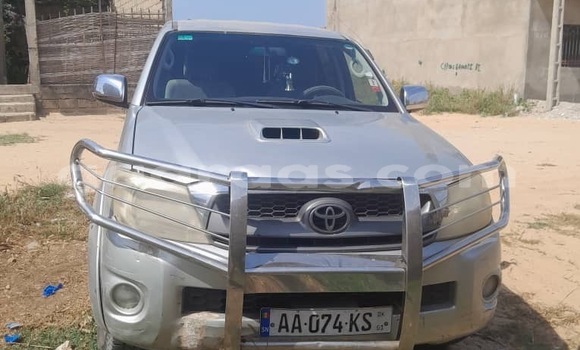 Buy Used Toyota Hilux Silver Car in Dakar in Dakar