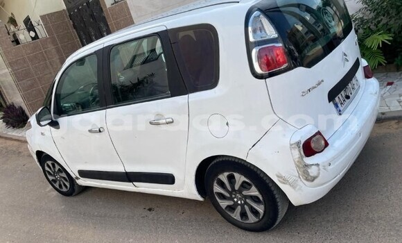 Acheter Occasion Voiture Citroen C3 Picasso Blanc à Dakar, Dakar Acheter Occasion Voiture Citroen C3 Picasso Blanc à Dakar, Dakar