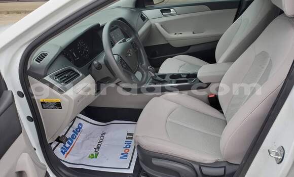 Dieundeu Occasion Hyundai Sonata White Auto in Bambey in Diourbel Dieundeu Occasion Hyundai Sonata White Auto in Bambey in Diourbel