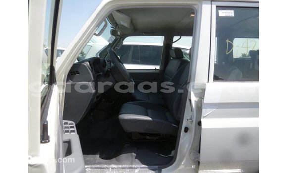 Acheter Import Utilitaire Toyota Land Cruiser Blanc à Import - Dubai, Dakar Acheter Import Utilitaire Toyota Land Cruiser Blanc à Import - Dubai, Dakar