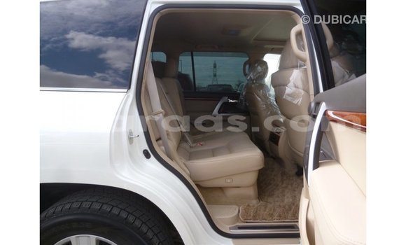 Acheter Import Utilitaire Toyota Land Cruiser Blanc à Import - Dubai, Dakar Acheter Import Utilitaire Toyota Land Cruiser Blanc à Import - Dubai, Dakar