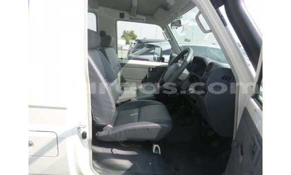Dieundeu Imported Toyota Land Cruiser White 4x4 in Import - Dubai in Dakar Dieundeu Imported Toyota Land Cruiser White 4x4 in Import - Dubai in Dakar