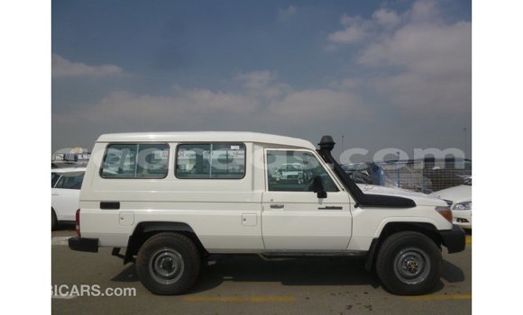 Dieundeu Imported Toyota Land Cruiser White 4x4 in Import - Dubai in Dakar Dieundeu Imported Toyota Land Cruiser White 4x4 in Import - Dubai in Dakar