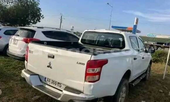 Dieundeu Occasion Mitsubishi Triton White Auto in Dakar in Dakar Dieundeu Occasion Mitsubishi Triton White Auto in Dakar in Dakar