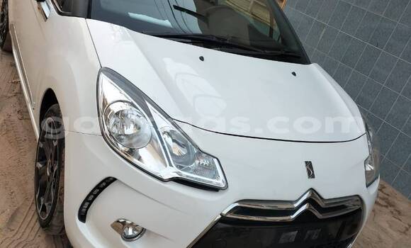 Buy Used Renault Clio White Car in Dakar in Dakar Buy Used Renault Clio White Car in Dakar in Dakar