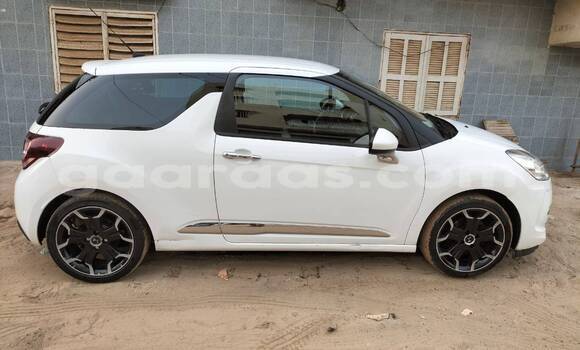 Buy Used Renault Clio White Car in Dakar in Dakar Buy Used Renault Clio White Car in Dakar in Dakar